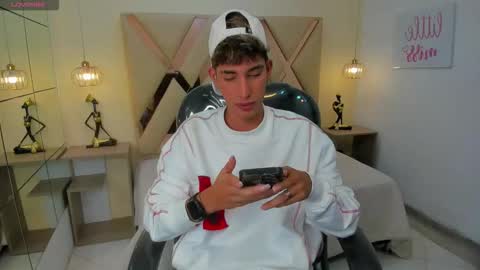 FER PHOENIX online show from December 1, 3:33 am