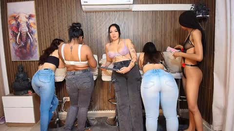 Snapshot of fetishcouples chatting on December 20, 11:39 am alice and samm online show from December 20, 11:39 am