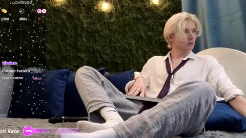 Snapshot of fiachand chatting on November 23, 8:08 pm Thomas online show from November 23, 8:08 pm