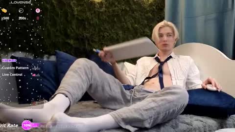 Snapshot of fiachand chatting on November 27, 2:52 pm Thomas online show from November 27, 2:52 pm