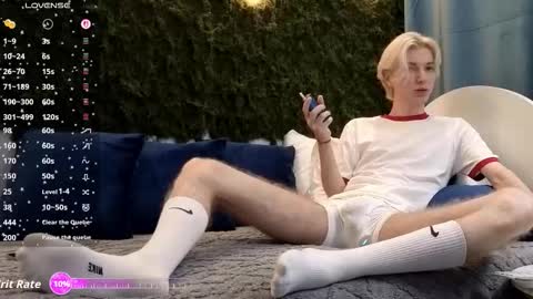 Snapshot of fiachand chatting on December 2, 7:53 pm Thomas online show from December 2, 7:53 pm