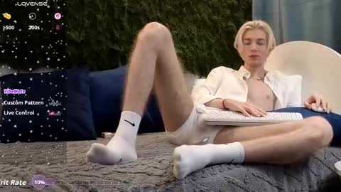 Snapshot of fiachand chatting on December 3, 10:19 pm Thomas online show from December 3, 10:19 pm