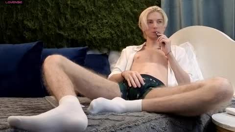 Snapshot of fiachand chatting on December 4, 9:23 pm Thomas online show from December 4, 9:23 pm