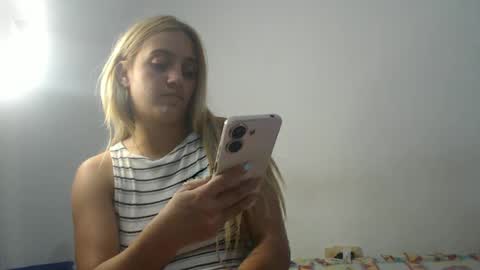 Snapshot of fingers_the_ass chatting on December 17, 3:39 am hotmilk online show from December 17, 3:39 am