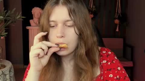 Snapshot of fioramarmoris chatting on November 4, 5:28 am fiora online show from November 4, 5:28 am