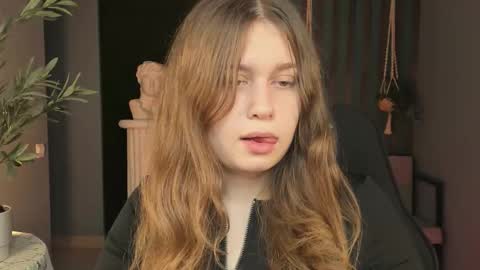 Snapshot of fioramarmoris chatting on November 7, 5:07 am fiora online show from November 7, 5:07 am