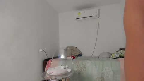 Snapshot of flor_herrera1 chatting on February 24, 2:08 am online show from February 24, 2:08 am