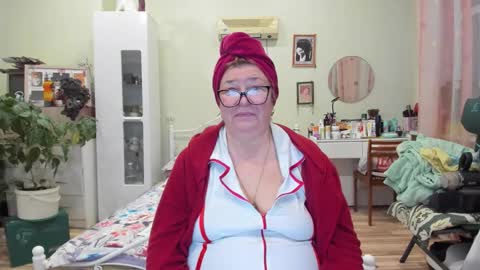 Snapshot of flowerlover8 chatting on December 5, 5:27 am Flowerlower online show from December 5, 5:27 am