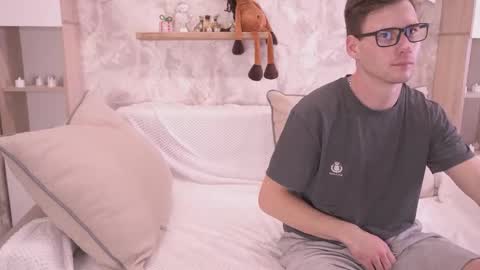 Snapshot of fluffy_hat chatting on December 14, 8:24 pm Fluffy and Krut online show from December 14, 8:24 pm