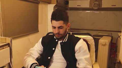 independent model online show from February 25, 5:11 pm