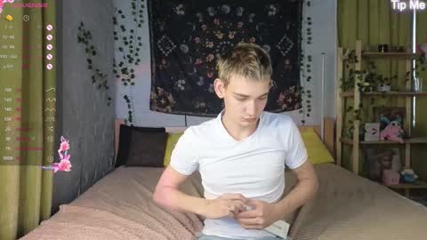 forever_eren online show from November 12, 9:10 am