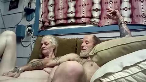 Snapshot of foxbodydave chatting on December 5, 10:35 am foxbodydave online show from December 5, 10:35 am