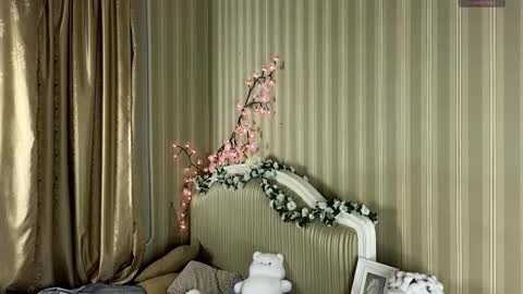 Snapshot of foxxx_tail chatting on February 4, 1:50 pm Petra online show from February 4, 1:50 pm