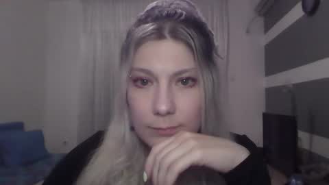 Snapshot of foxy_bright chatting on March 15, 7:09 pm foxy_bright online show from March 15, 7:09 pm