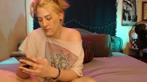 Snapshot of foxymalloryknoxy69 chatting on March 21, 8:19 am Mallory Koxx online show from March 21, 8:19 am