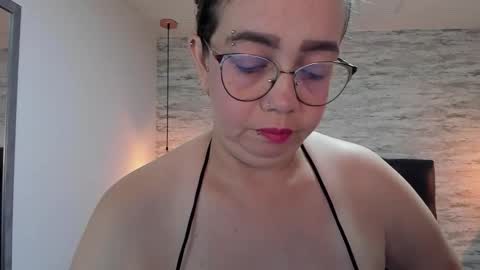 Snapshot of francesca_bbw chatting on February 27, 3:17 am online show from February 27, 3:17 am