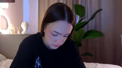 Snapshot of francessmason chatting on March 3, 6:19 am Marybrown eye Katy gray eye online show from March 3, 6:19 am