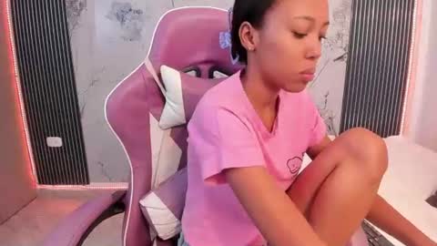 Snapshot of francis_leams chatting on June 19, 7:17 pm Laura online show from June 19, 7:17 pm