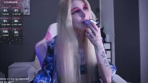 Snapshot of fraulein_mooon chatting on November 19, 2:44 am Asya UwU online show from November 19, 2:44 am