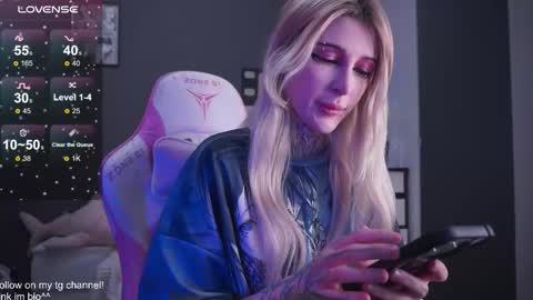 Snapshot of fraulein_mooon chatting on November 24, 10:53 pm Asya UwU online show from November 24, 10:53 pm