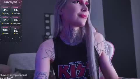 Snapshot of fraulein_mooon chatting on December 17, 5:08 pm Asya UwU online show from December 17, 5:08 pm