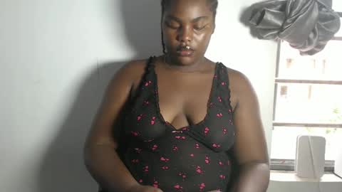 Snapshot of freakie_clit chatting on December 4, 10:35 am pandora online show from December 4, 10:35 am