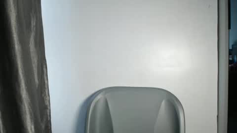 Snapshot of freakie_clit chatting on December 17, 8:12 am pandora online show from December 17, 8:12 am