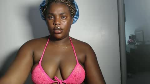 Snapshot of freakie_clit chatting on December 19, 8:23 pm pandora online show from December 19, 8:23 pm