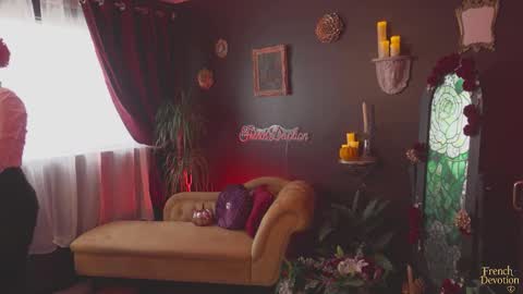 Snapshot of french_devotion chatting on October 23, 1:43 pm Louise or Lou 3 online show from October 23, 1:43 pm