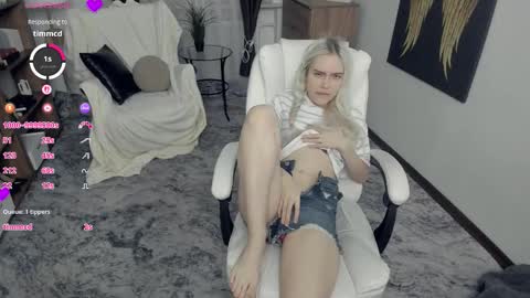 Snapshot of freya_ice_baby chatting on February 6, 7:17 pm Freya online show from February 6, 7:17 pm