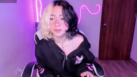 frida_lassi_ online show from November 9, 10:08 pm