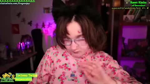 Snapshot of frogessjay chatting on December 2, 7:09 pm Jaywise Frogfoot online show from December 2, 7:09 pm