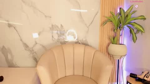   Independent model online show from January 6, 12:20 pm