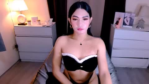 gabriela_deluxe online show from December 5, 4:25 pm