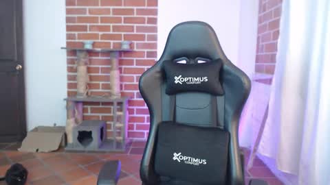 Snapshot of gaia_333 chatting on February 18, 10:28 pm Lenna 3 online show from February 18, 10:28 pm