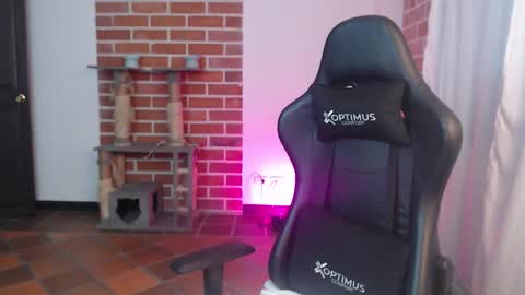 Snapshot of gaia_333 chatting on February 21, 12:06 pm Lenna 3 online show from February 21, 12:06 pm