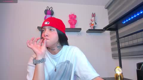 Snapshot of gangster_girl chatting on February 23, 2:42 am GANG online show from February 23, 2:42 am