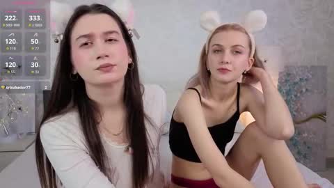 Snapshot of garden_flower chatting on October 28, 3:54 am Violla online show from October 28, 3:54 am