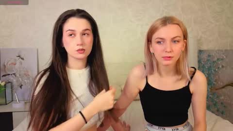 Snapshot of garden_flower chatting on December 3, 3:03 am Violla online show from December 3, 3:03 am