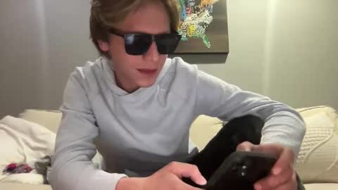 Snapshot of gavinnumbers chatting on December 16, 10:59 pm gavinnumbers online show from December 16, 10:59 pm