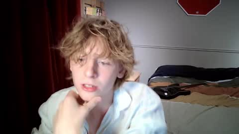 Snapshot of gayblondboy chatting on October 28, 12:03 am gayblondboy online show from October 28, 12:03 am