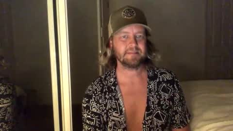 Snapshot of gcsurfer81 chatting on October 16, 9:32 am gcsurfer81 online show from October 16, 9:32 am