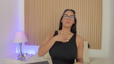 Snapshot of genesisruiz chatting on October 21, 10:27 am online show from October 21, 10:27 am