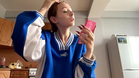 Snapshot of geneviveseay chatting on September 18, 5:09 am Emmi online show from September 18, 5:09 am