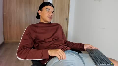 Snapshot of george_cams1 chatting on May 28, 2:20 am Jorge online show from May 28, 2:20 am