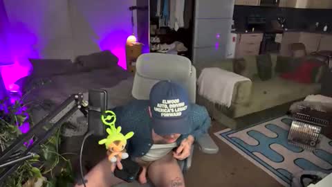 Snapshot of getoffwithtrent chatting on December 21, 4:30 am getoffwithtrent online show from December 21, 4:30 am