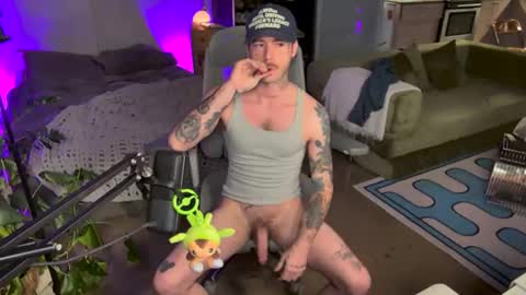 Snapshot of getoffwithtrent chatting on December 22, 2:52 am getoffwithtrent online show from December 22, 2:52 am