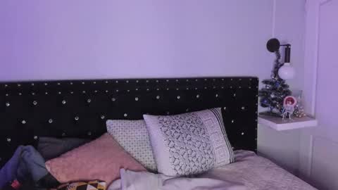 Snapshot of ghosty_doll chatting on December 17, 8:26 pm Allison online show from December 17, 8:26 pm