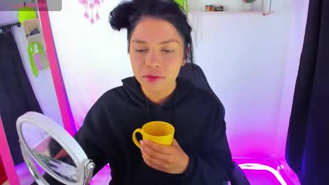 giaaaa   online show from December 21, 10:28 pm