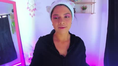 giaaaa   online show from March 28, 9:03 pm